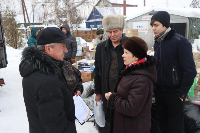 Это у нас в крови: семья из Самары уже три года собирает и отвозит гумгрузы на фронт