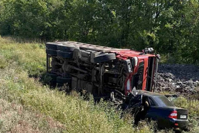 В Самарской области в ДТП с самосвалом на трассе погиб водитель "Приоры"