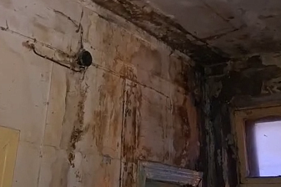 В крыше аварийного общежития в Торговом переулке в Самаре появилась новая дыра