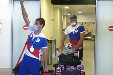 Самарцы встретили в аэропорту участников Олимпиады Александра Вязовкина и Павла Сухова