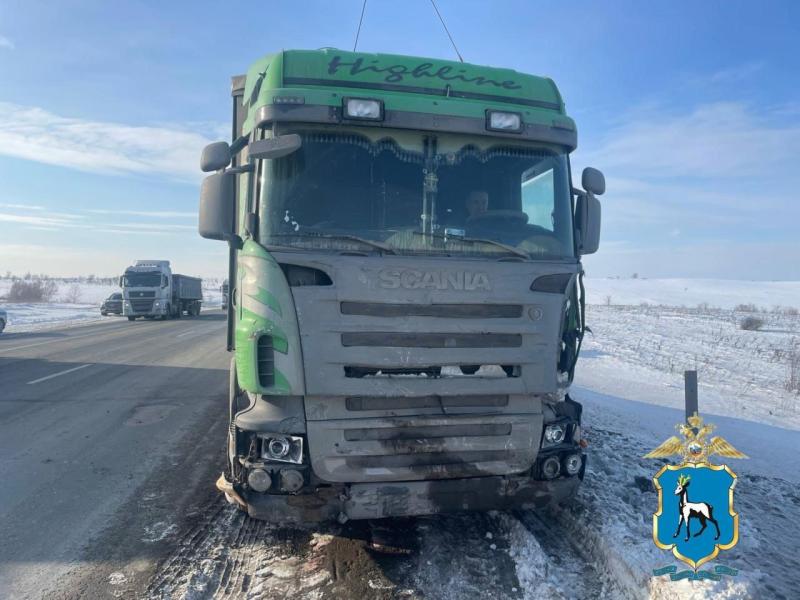 В Самарской области на трассе 75-летняя женщина на пикапе въехала в большегруз