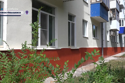 В Новокуйбышевске обновили фасад пятиэтажки на улице Островского