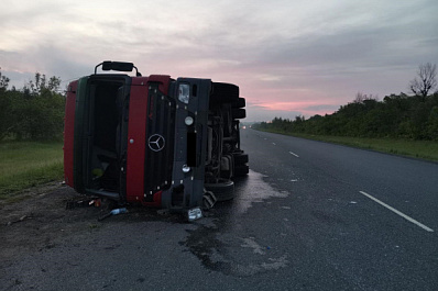 Под Сызранью перевернулся грузовик с прицепом