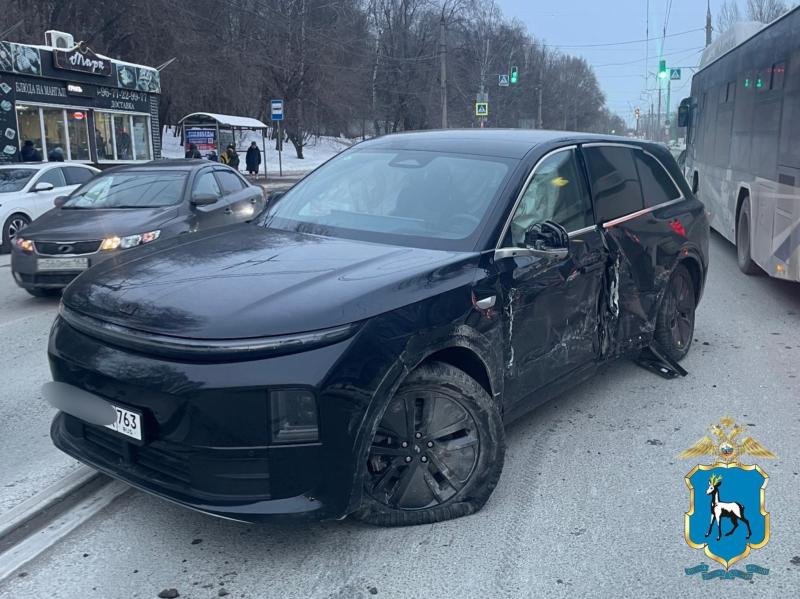 В Самаре на Аэропортовском шоссе перевернулась иномарка