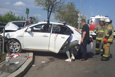 Фото: иномарка врезалась в столб рядом с Загородным парком в Самаре