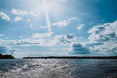 Круг и матрас – не спасение: жителям Самарской области рассказали, как обезопасить детей во время купания в водоемах