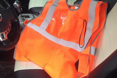 Российских водителей обязали надевать световозвращающие жилеты