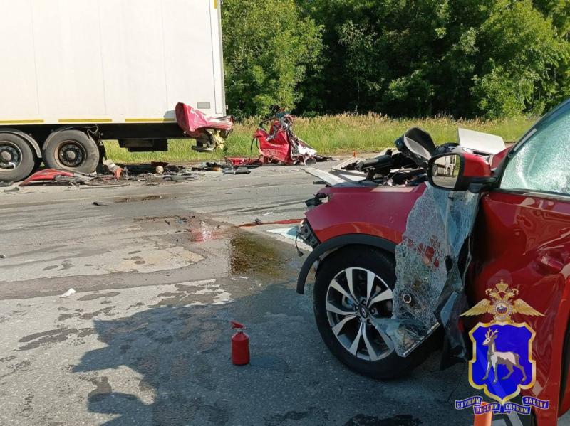 Врезалась в стоящий грузовик: в Самарской области 23 июня погиб пассажир иномарки