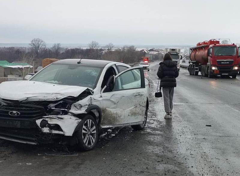 В Самарской области около Курумоча 10 января столкнулись бензовоз и легковушка