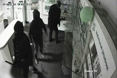 Полицейские разыскивают злоумышленников, обокравших торговую точку в Тольятти на сумму более 2 млн рублей