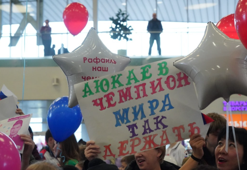 В самарском аэропорту торжественно встретили серебряного призера чемпионата мира по тхэквондо Рафаиля Аюкаева