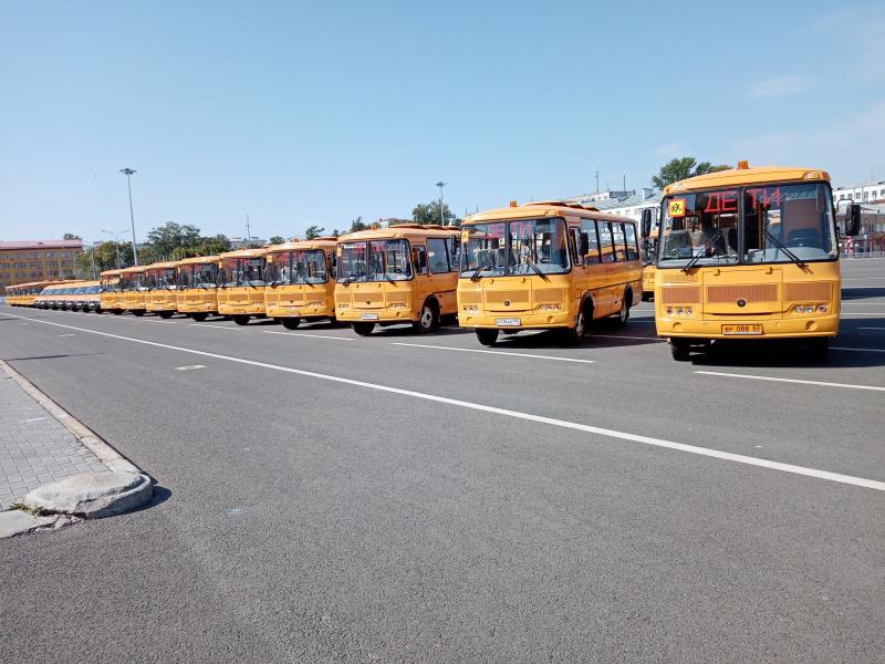 Дмитрий Азаров вручил 69 автобусов школам Самарской области