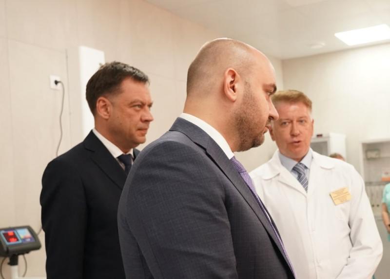 Вячеслав Федорищев оценил отремонтированное здание больницы им. Пирогова, где работает отделение гемодиализа