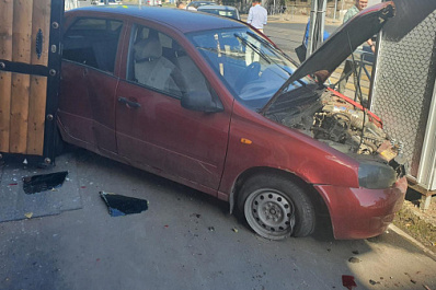 Автомобиль в Самаре влетел в дверь магазина после ДТП
