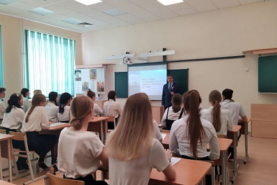 Виктор Акопьян рассказал старшеклассникам об антироссийских санкциях и их влиянии на экономику