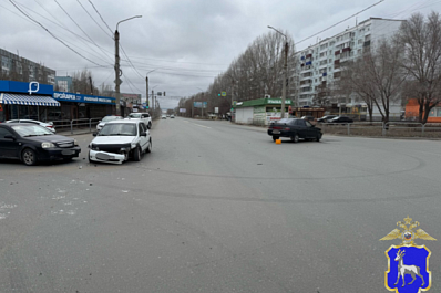В Самарской области столкнулись "Калина", "десятка" и "Шевроле"