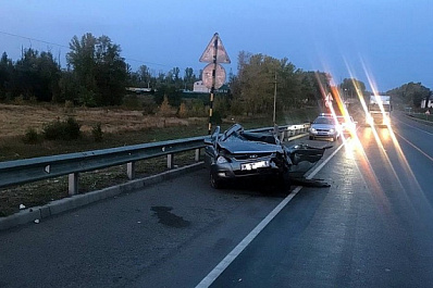 В Самарской области на трассе М5 "Приору" расплющила фура