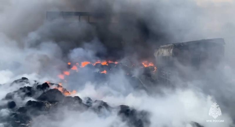 В Тольятти на Хрящевском шоссе полыхает свалка на 1 000 "квадратов"