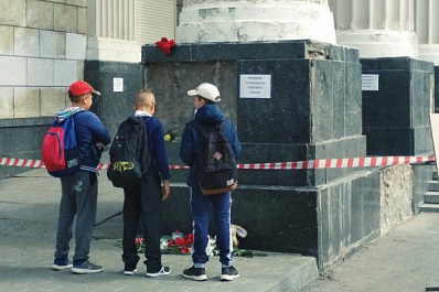 Цветы, игрушки и сладости: на место гибели школьника к ДК приходят его друзья и одноклассники