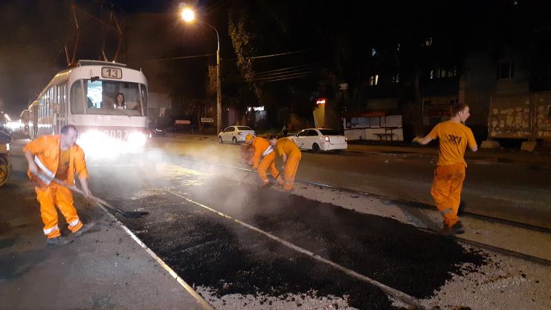 В Самаре на улице Победы ремонтируют асфальтовое полотно трамвайных путей