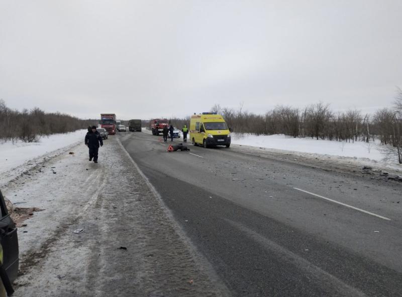 В Самарской области 18 февраля в аварии с большегрузом погибли два человека 