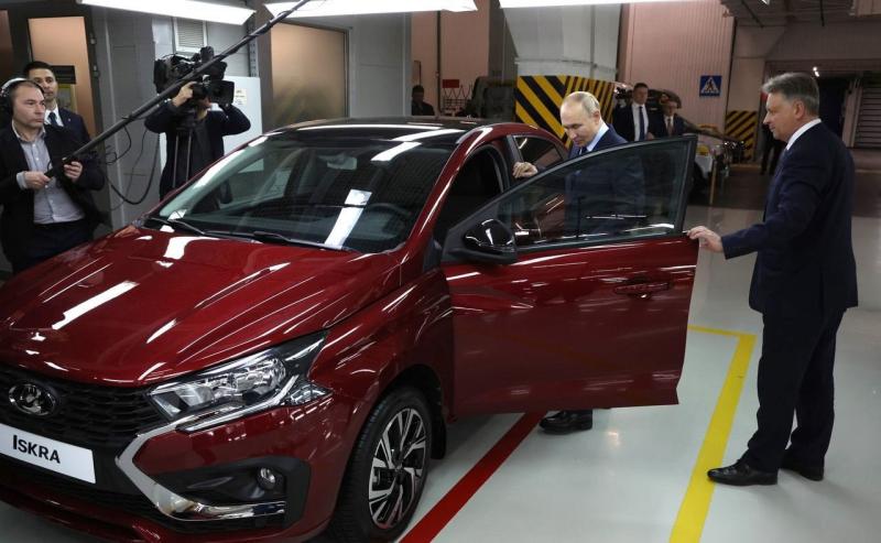 Президент Владимир Путин в рамках рабочей поездки в Самарскую область посетил АВТОВАЗ  