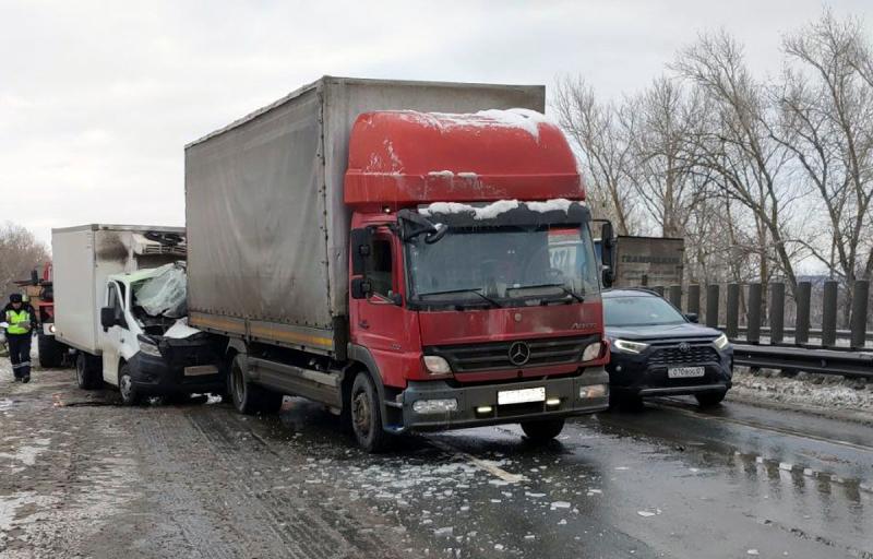 На трассе М5 в Самарской области "Газель" влетела в попутный грузовик