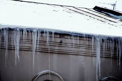 В Самаре при падении глыб льда пострадали мужчина и женщина