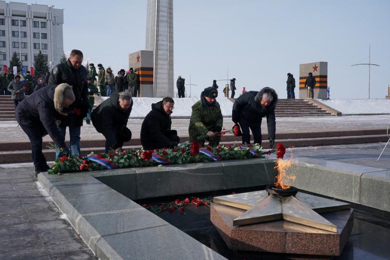 В День защитника Отечества Дмитрий Азаров возложил цветы к Вечному огню