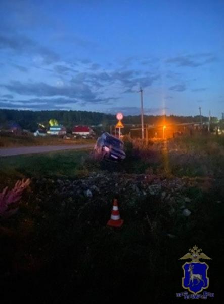 В Тольятти иномарку придавило столбом после аварии