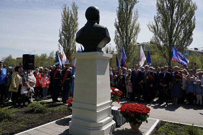 "Он - истинный патриот и герой": Дмитрий Азаров вместе с земляками открыл памятник Владимиру Чудайкину