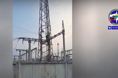 В Сибири неадекватный мужчина залез на мачту освещения