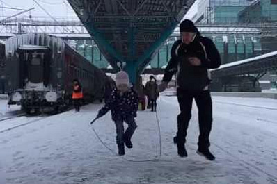 Самара, вокзал, скакалка: прыгающие пассажиры удивили жителей и гостей города