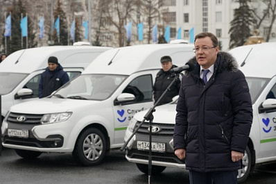 Дмитрий Азаров передал медикам Самарской области ключи от автомобилей неотложной и скорой помощи
