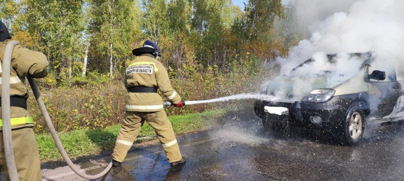 В Самарской области на трассе во время движения вспыхнула иномарка