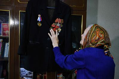 В 17 лет отправилась под Сталинград, в 97 вяжет носки для бойцов СВО: интервью с ветераном ВОВ