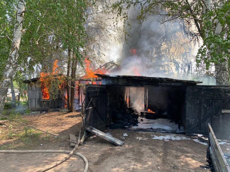 В Самарской области пламя охватило жилой дом на площади в 100 "квадратов"