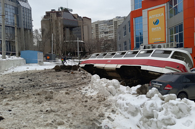 В Самаре у ТЦ "Апельсин" трамвай перевернулся и раздавил машины