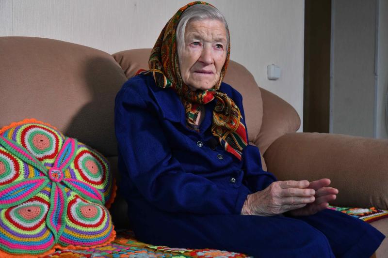 В 17 лет отправилась под Сталинград, в 97 вяжет носки для бойцов СВО: интервью с ветераном ВОВ