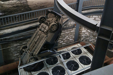 В Самаре достали иномарку, рухнувшую с четвертого этажа парковки