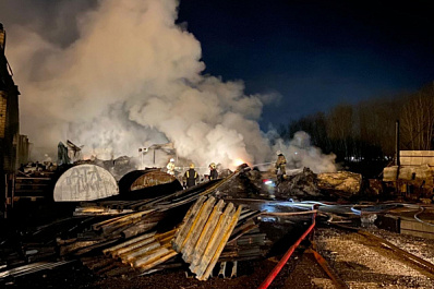 В Кинеле полностью потушили пожар на 1200 кв. м на складе резины