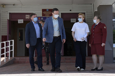 Дмитрий Азаров оценил работу избирательных участков в самарской школе № 174