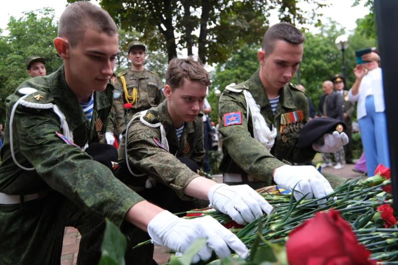 В День ВВС в Самаре возложили цветы к памятнику Юрию Гагарину