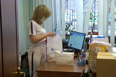 В Самаре добровольцы на дом привозят лекарства пожилым людям