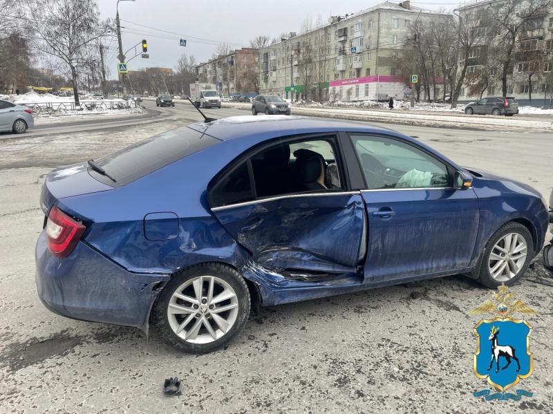 В Самаре на Аэропортовском шоссе перевернулась иномарка