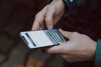 Вырвал телефон из рук: в Самарской области мужчина ограбил прохожего