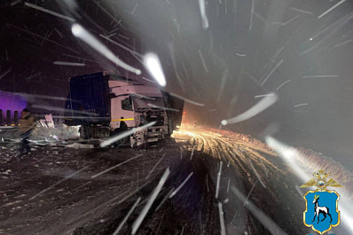 В Самарской области фура врезалась в ограждение и заблокировала трассу