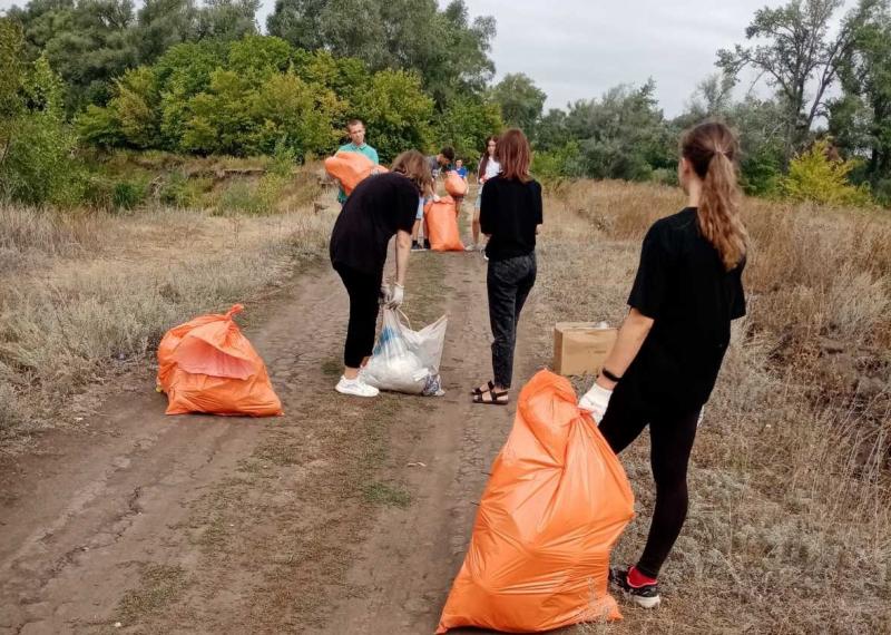 Волонтеры Красноярского района убрали мусор у берега реки Сок 