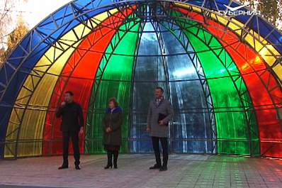 В Ленинском районе установили современную сценическую площадку