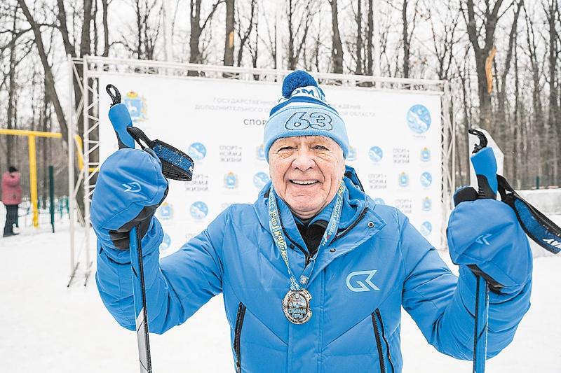 "Это вся моя жизнь": 90-летний лыжник Владимир Медведев побывал на "Сокольих горах-2023"